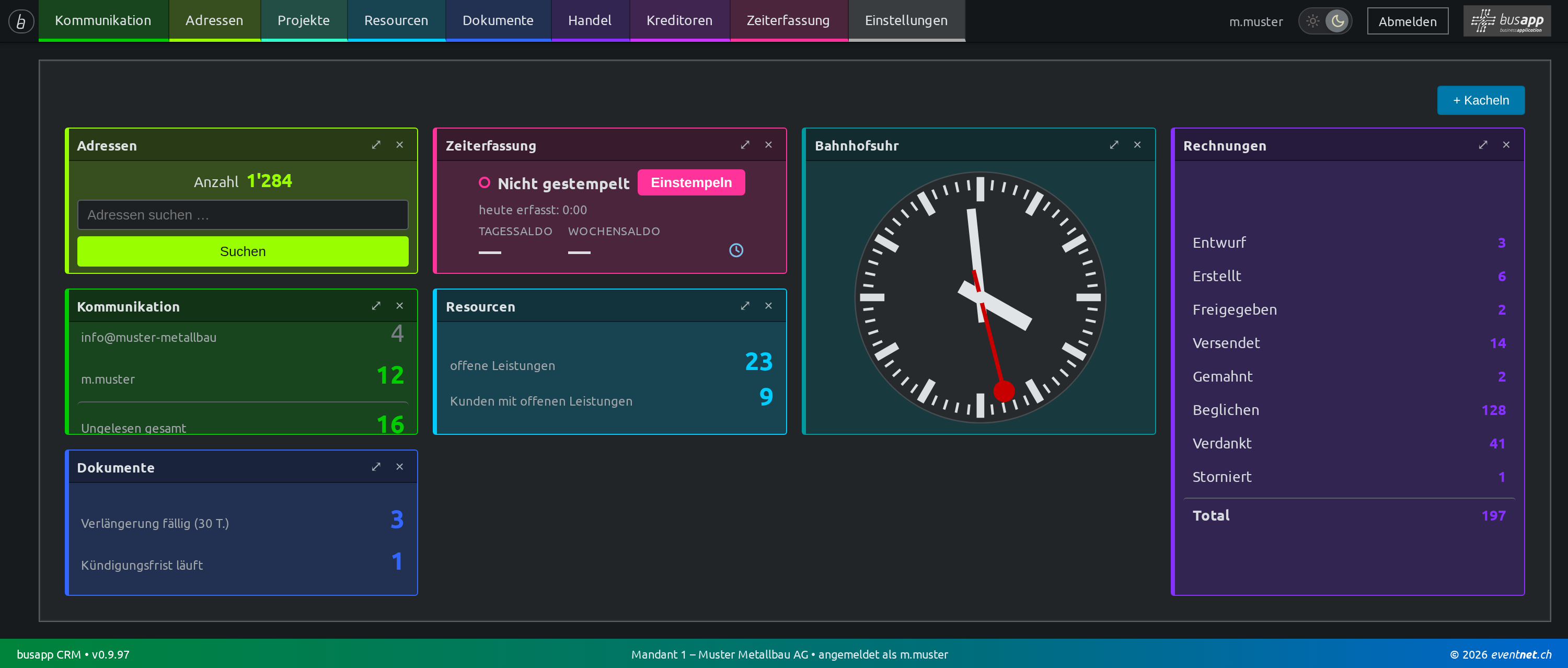 Das Dashboard von busapp CRM in der dunklen Fassung mit Kacheln für Adressen, Zeiterfassung, Bahnhofsuhr, Rechnungen nach Status, E-Mail, Leistungen und Abonnemente.